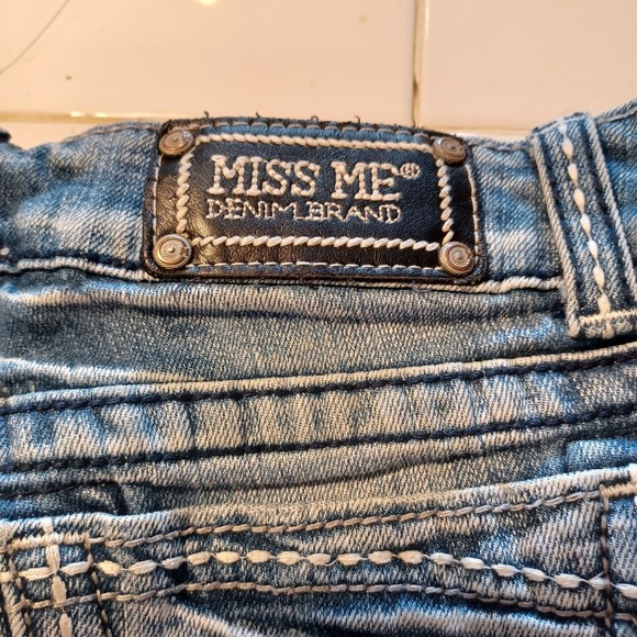 Miss Me Shorts, Size 28, Low-Rise, 30W x 2L, Distressed, 9" Waist to Hem - Picture 4 of 9